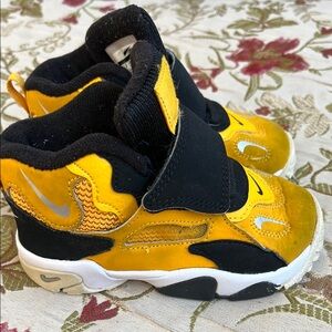 Nike Kids Yellow and Black Sneakers